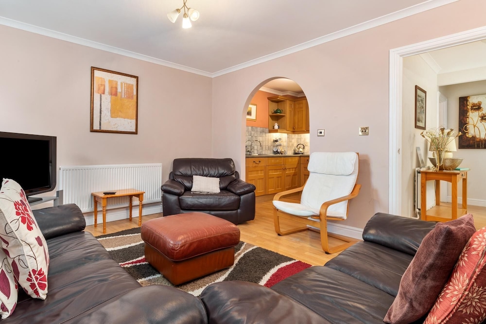 Arcadia House - Lovely Apartment Close to Beaches Harbour and Town Centre view 3