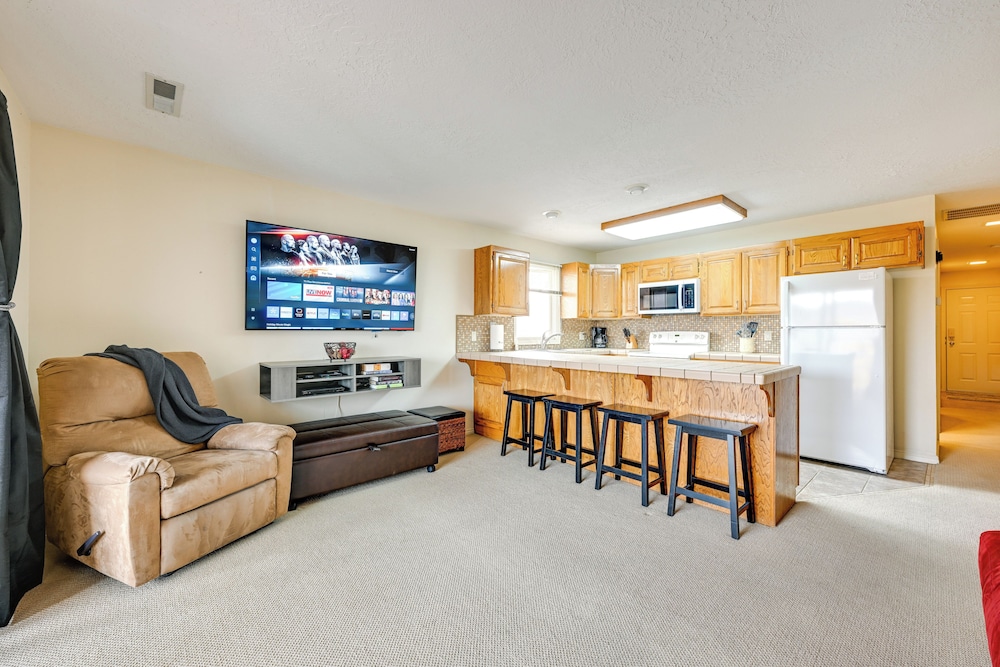 Las Palmas Condo w/ Pool Access in St George!