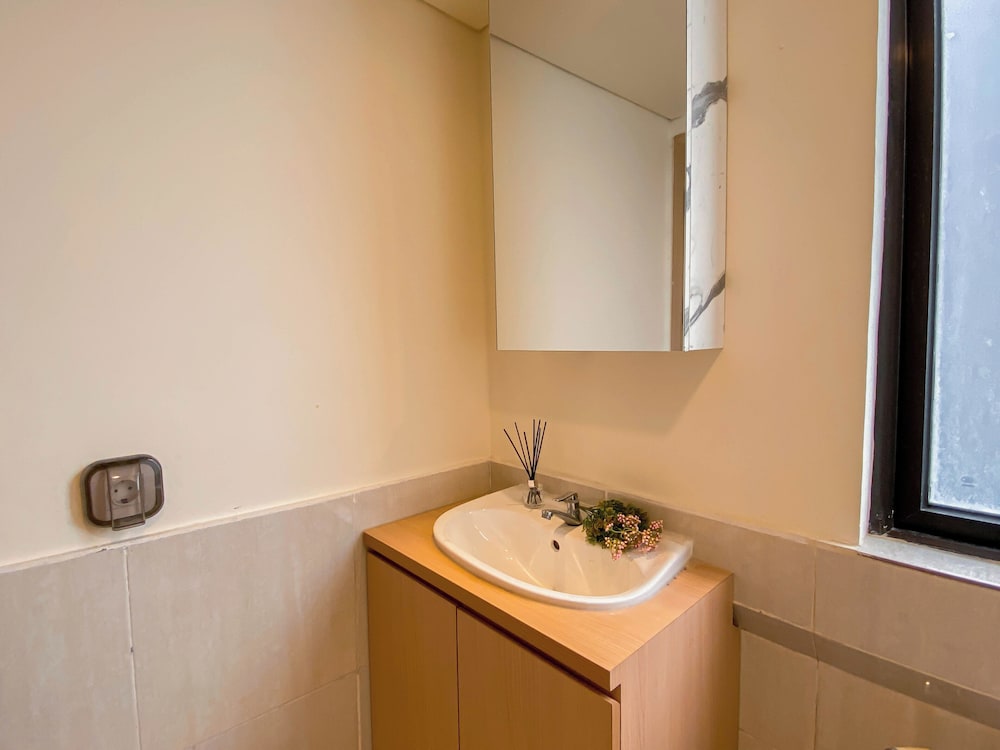 Cozy And Minimalist 1Br With Working Room Meikarta Apartment