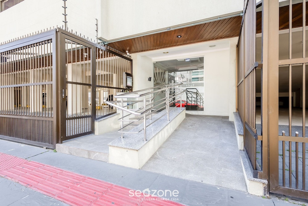 3BR apt w/ Balcony, 150m to sea Meia Praia Eis305