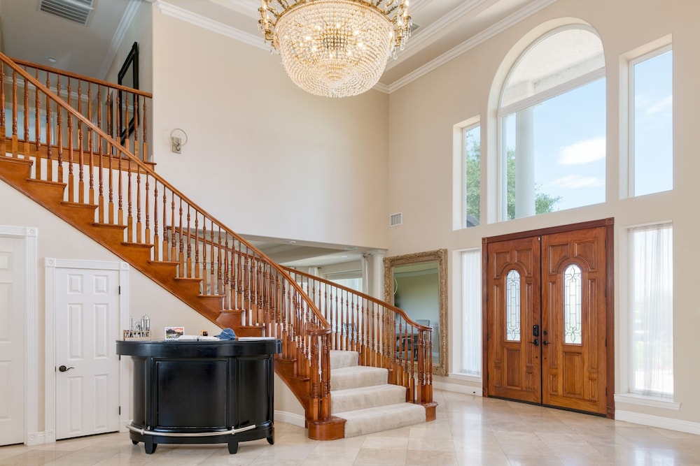 Grand Contento by Avantstay Extraordinary Estate w Pool Movie Room