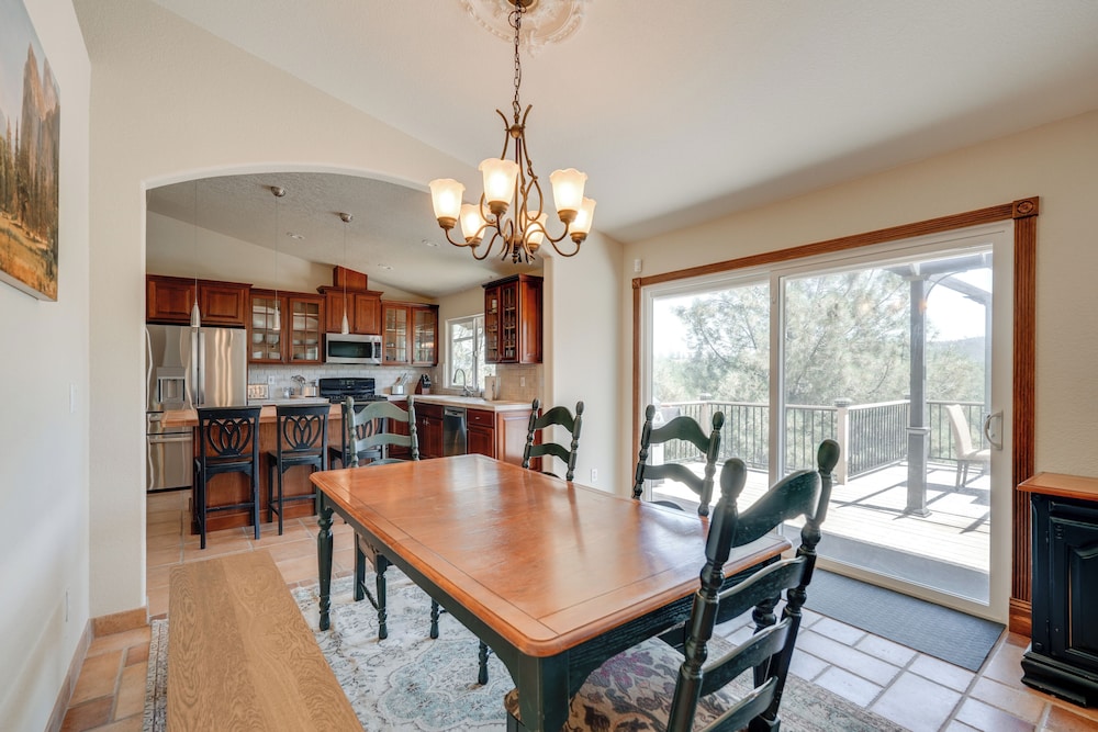 Hot Tub + Game Room: Family Retreat in Groveland!