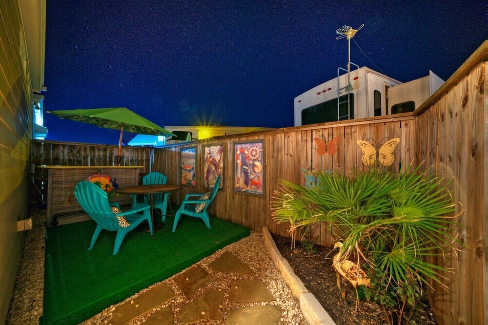 Shared Resort-style Pool, Playground, Patio w/ Bar Tidal Times by Avantstay