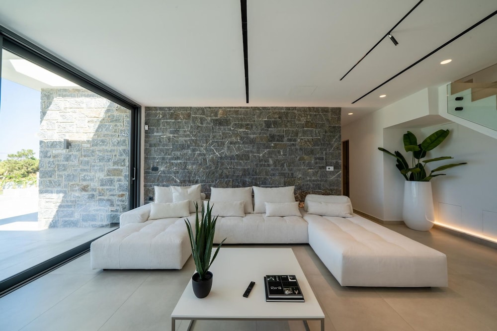 Aethra Grand- Luxury 5-bed Villa 850m From Beach