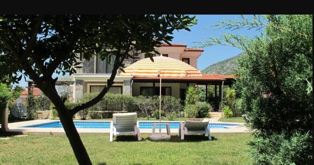 Villa AX08 by JoyLettings view 4