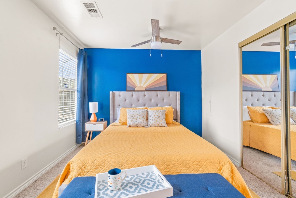 Dallas Retro House King Bed Backyard