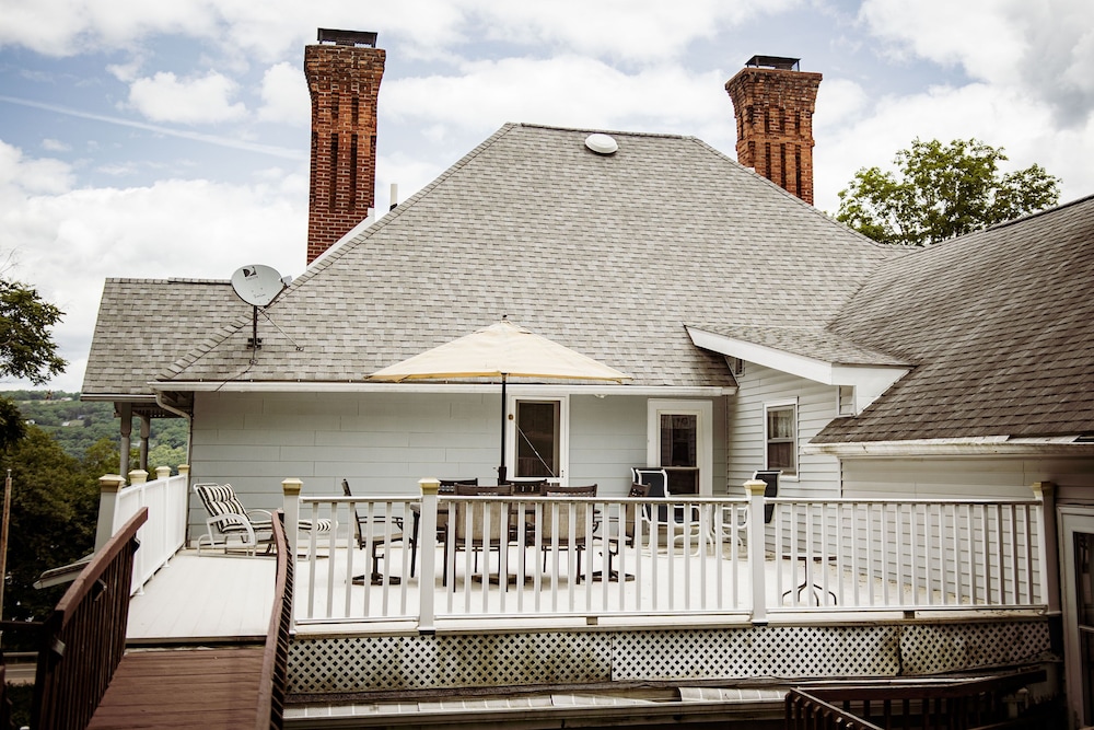 Hudson Manor Bed and Breakfast