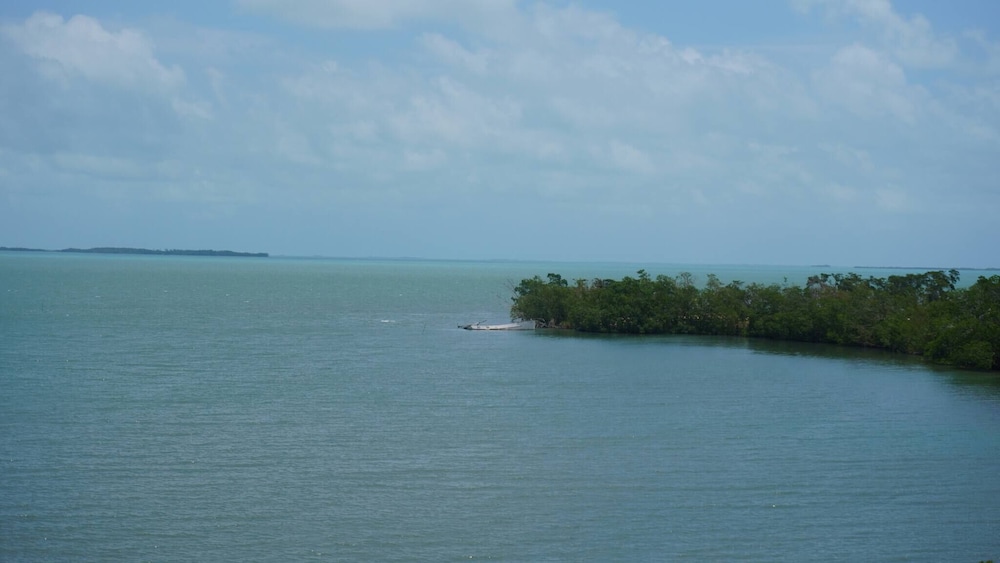 Sea Belize Relaxing Studio w Sea View Pool & Overwater Deck Near Airport, 1st FL