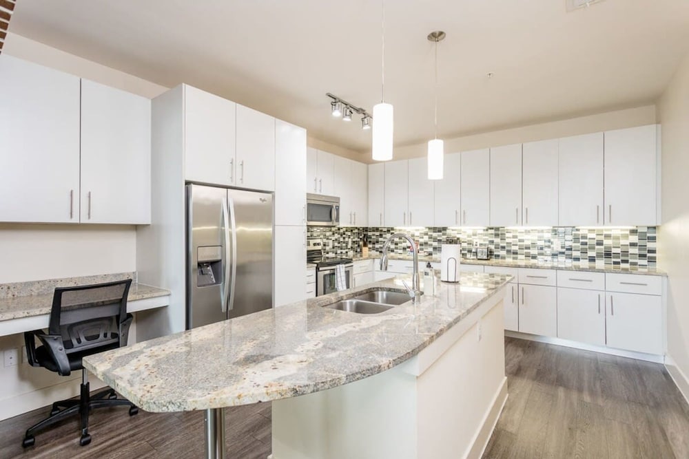 Renew Tanglewood 3-bedroom in Uptown Houston