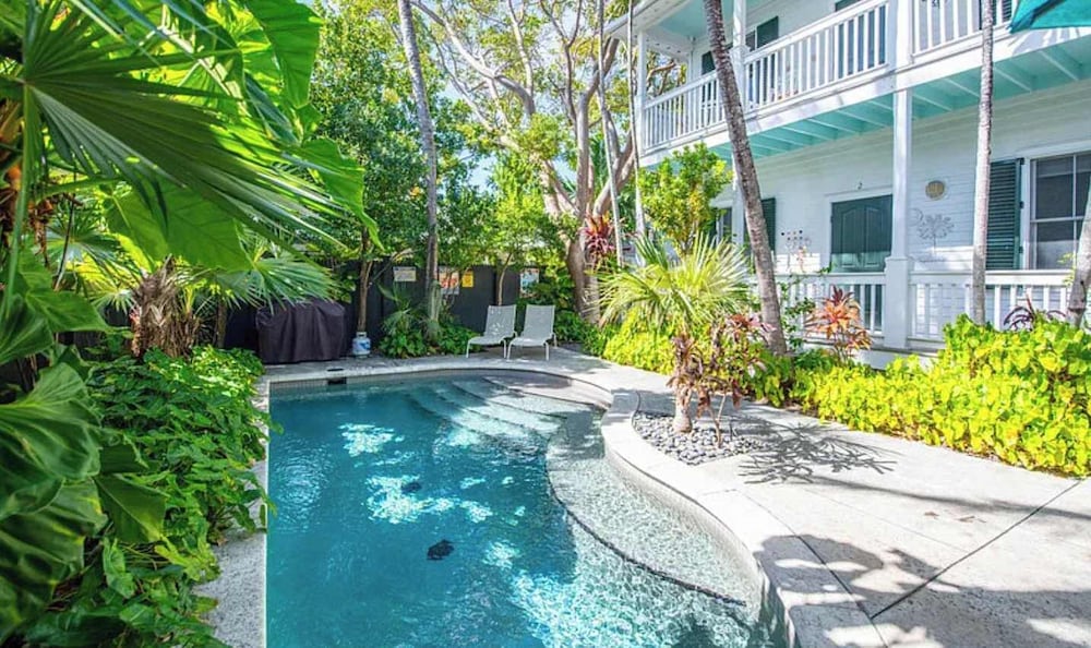 Under the Palms - Relaxing Condo Shared Pool Parking