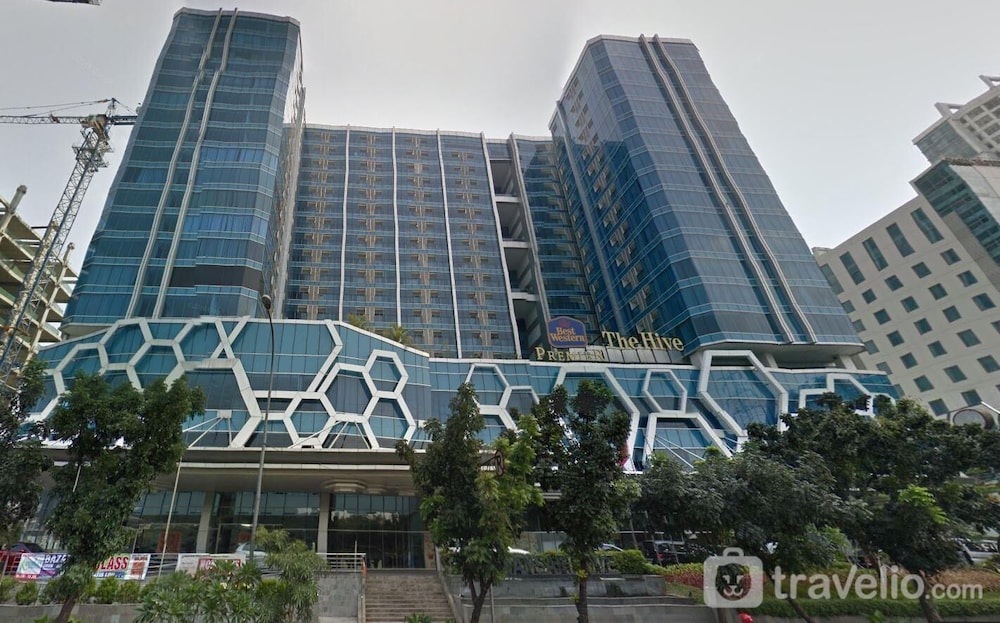 Good Location Studio At Apartment Tamansari The Hive Near Lrt Station