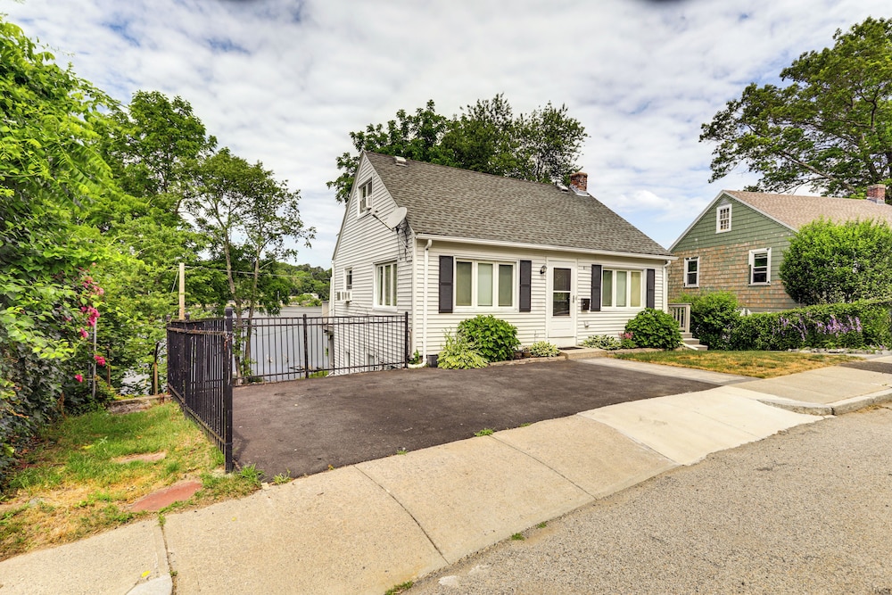 Lakefront Cottage 2 Mi to Palladium in Worcester!