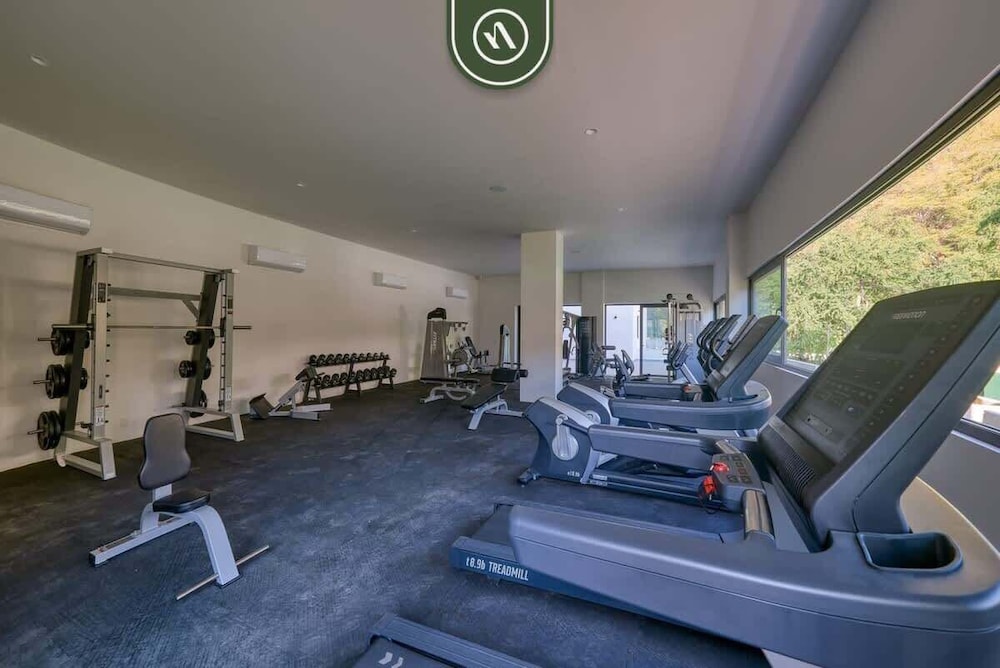 New Studio - King Bed - Pool - Jacuzzi - Gym