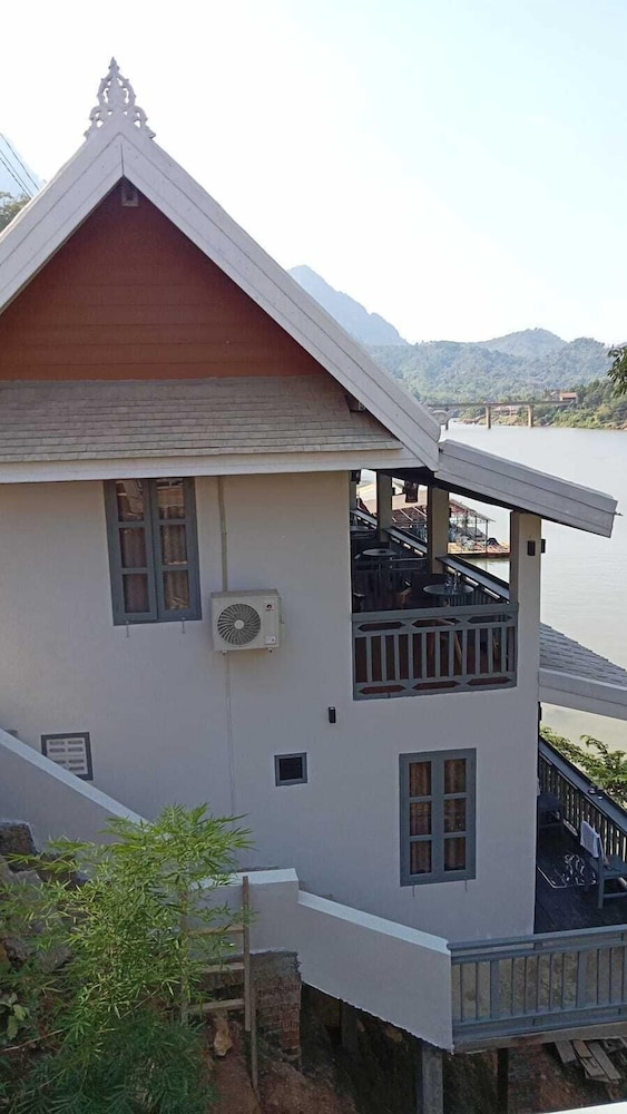 Dokchampa River View Villa