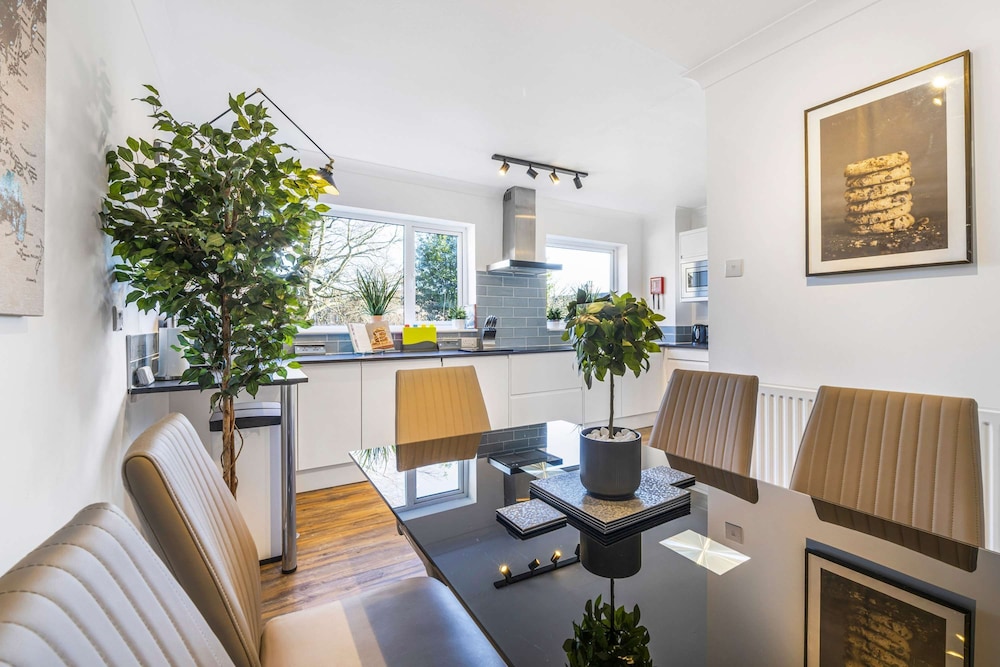 Elegant 4BR House Near City Centre Angus Suites
