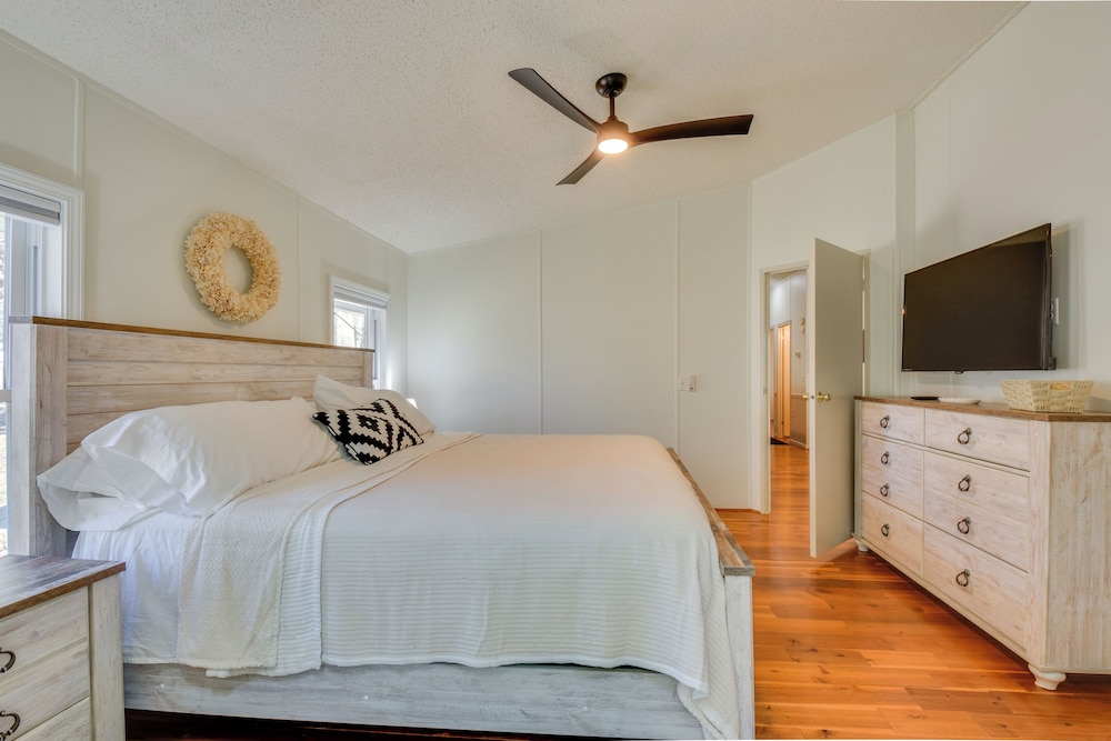 Deck, Grill & Dock Access: Lake Keowee Retreat!