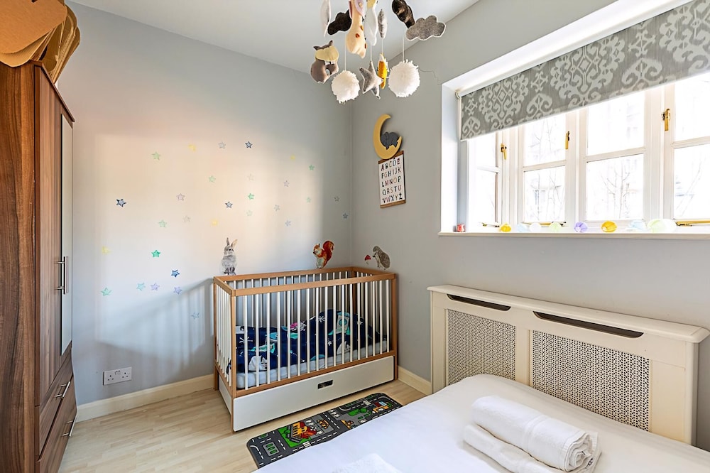 Stylish & Spacious 3-bed Home in Vibrant Bow