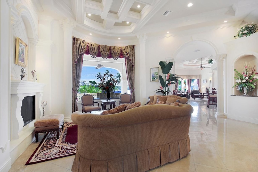 SPIN509 4 Bedroom Holiday Home by Marco Naples Vacation Homes