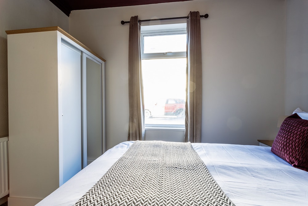 Darlington 4Bd Home: Modern Comfort & Free Parking