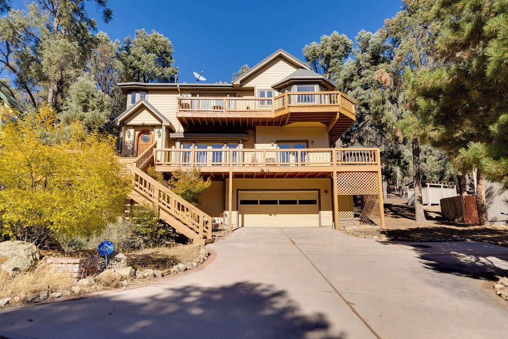 Game Room & Deck: Modern Frazier Park Home!