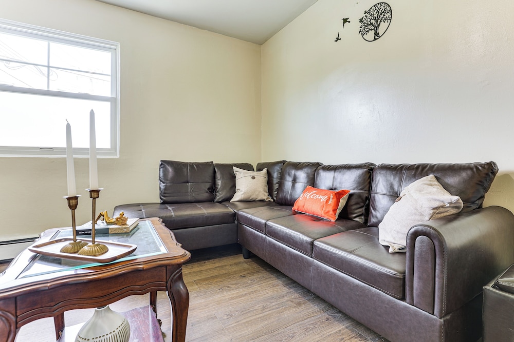 2 Mi to The Marketplace: Spring Valley Apartment