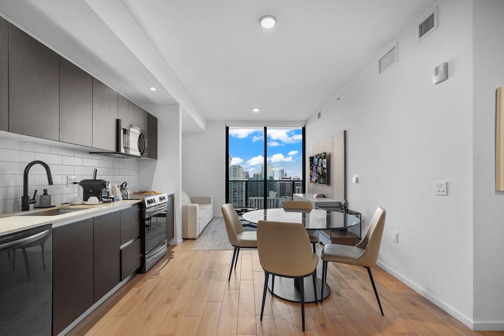 Bayside Apt with Stunning City Views