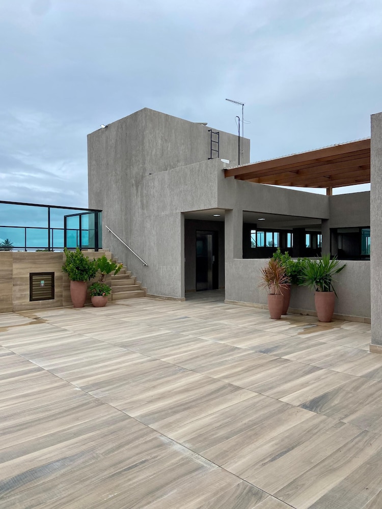 Flat a 120 metros das Piscinas Naturais