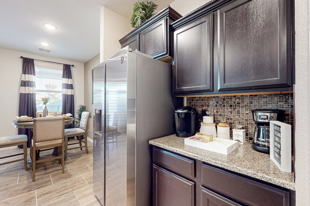 4BR w/ Private Yard, Outdoor Games, Grill, & W & D