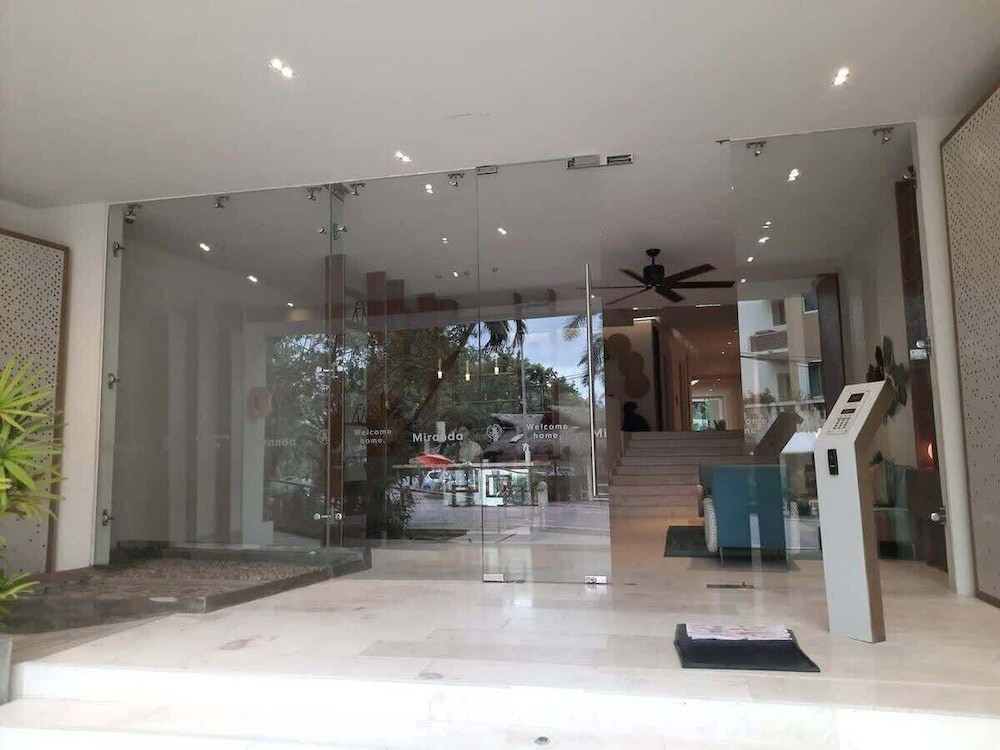 1 Br. Steps From the Beach Roof W/ocean View