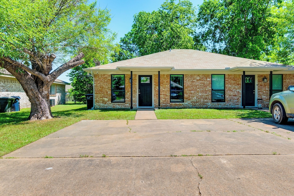 2 Mi to Texas A&m: Pet-friendly Duplex w/ Yard!