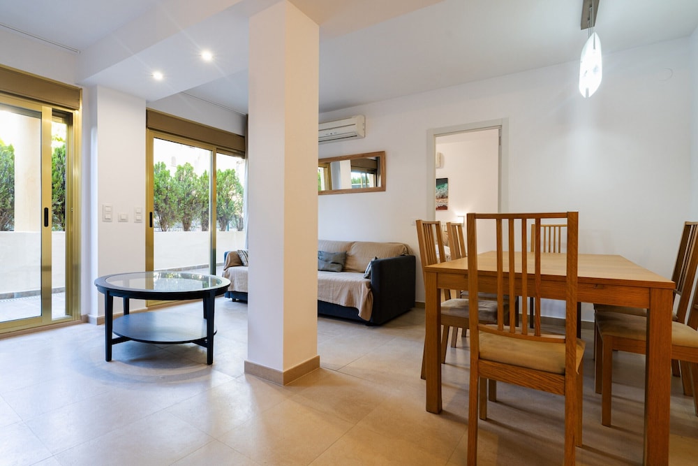 Beachside Apartment With Shared Pool