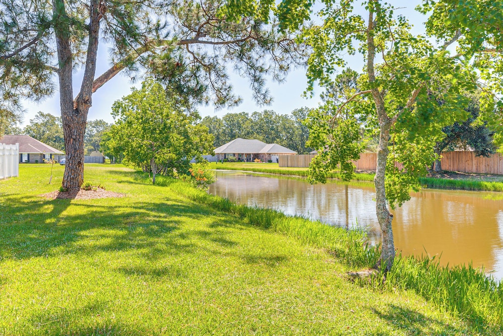 Suburban Bliss! Cozy Home w/ Neighborhood Perks