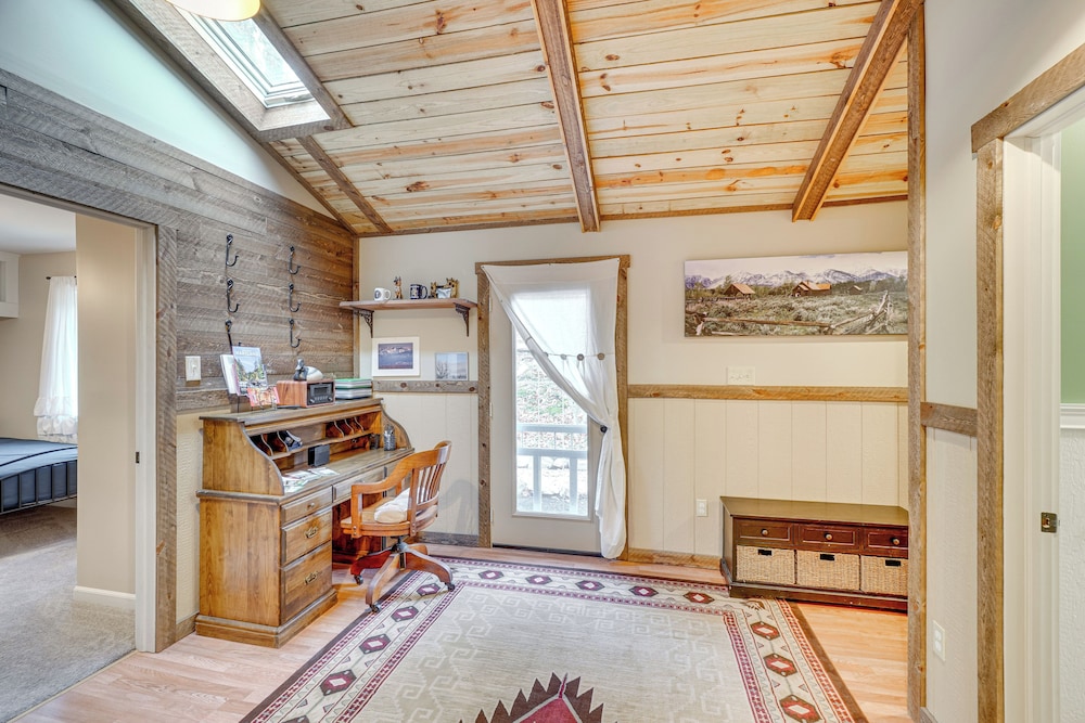 Knoxville Home: On-site Hiking & Outdoor Kitchen!