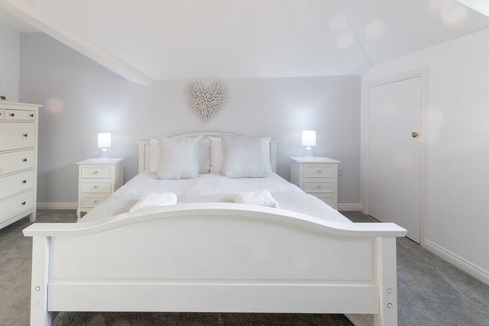 Elegant 2BR Broadstairs Coastal Escape by Adliv
