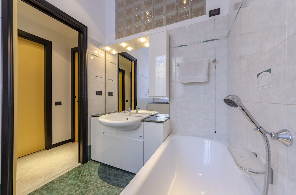 JOIVY Monte Suello en Genoa — bathroom
