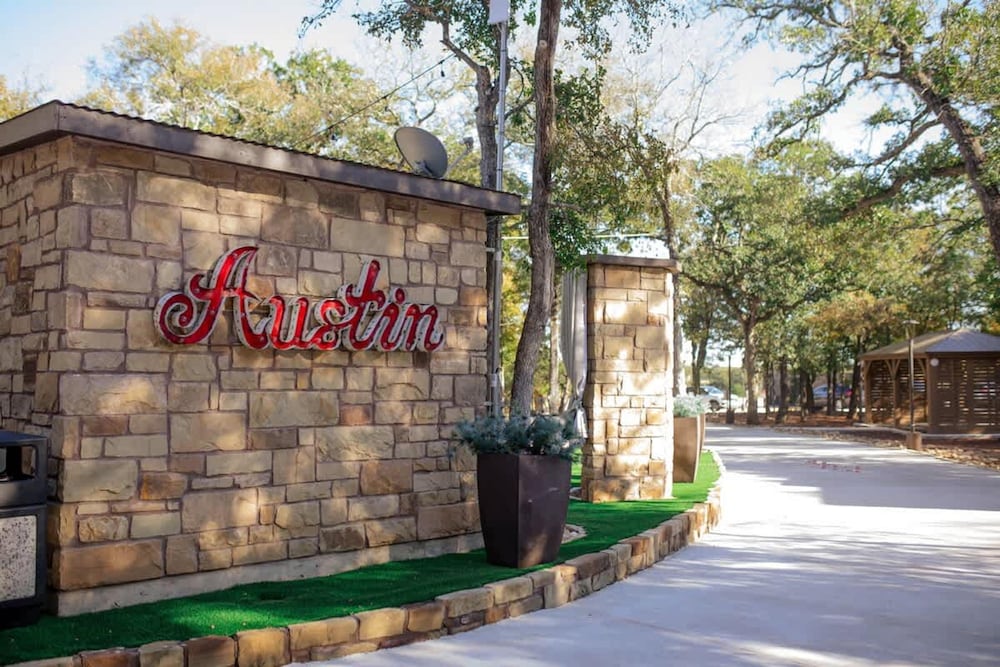 Lux Lounge 7744 Ranch Resort Austin - Cota