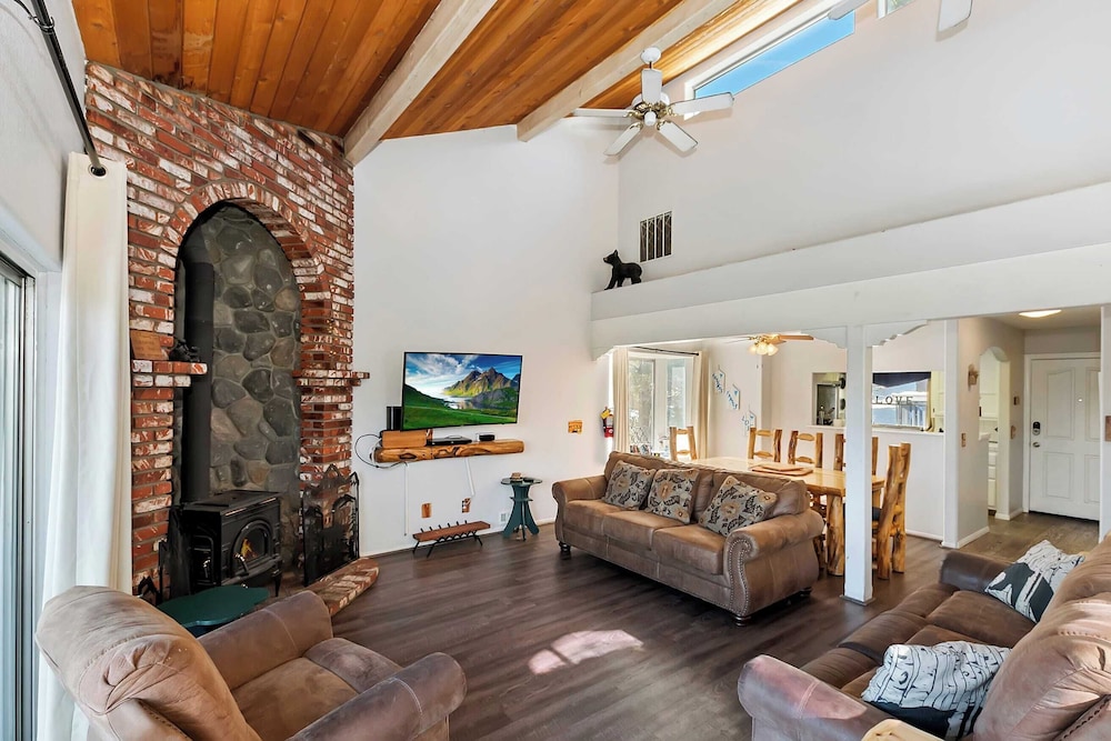 Mountain Palette by Avantstay Hot Tub, Game Room, Deck, Sweeping Views!