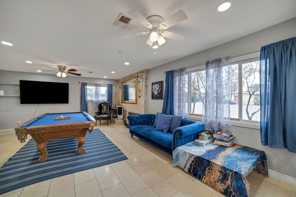 Vibrant In Vegas - 4 Bd With Shimmering Pool! 4 Bedroom Home by RedAwning - Image 3