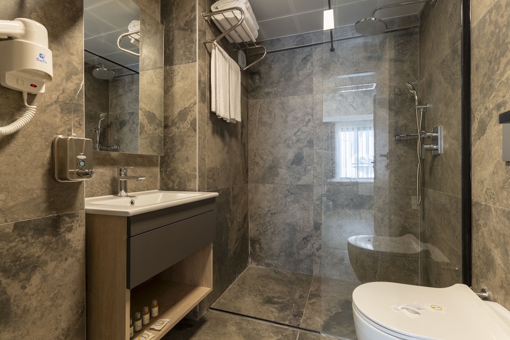 IRENIC HOTEL