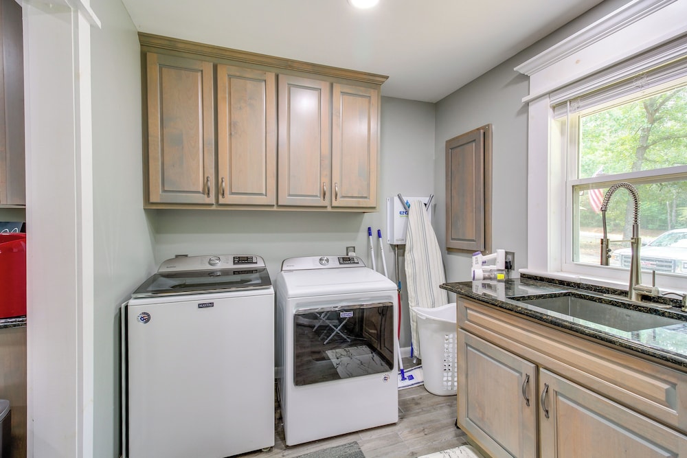 13 Mi to Guntersville Lake: Henagar Gem w/ Hot Tub