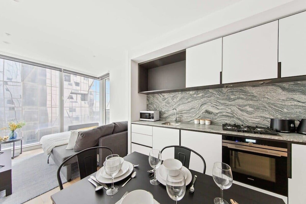A Lux & Modern Apt Next to Southern Cross Station