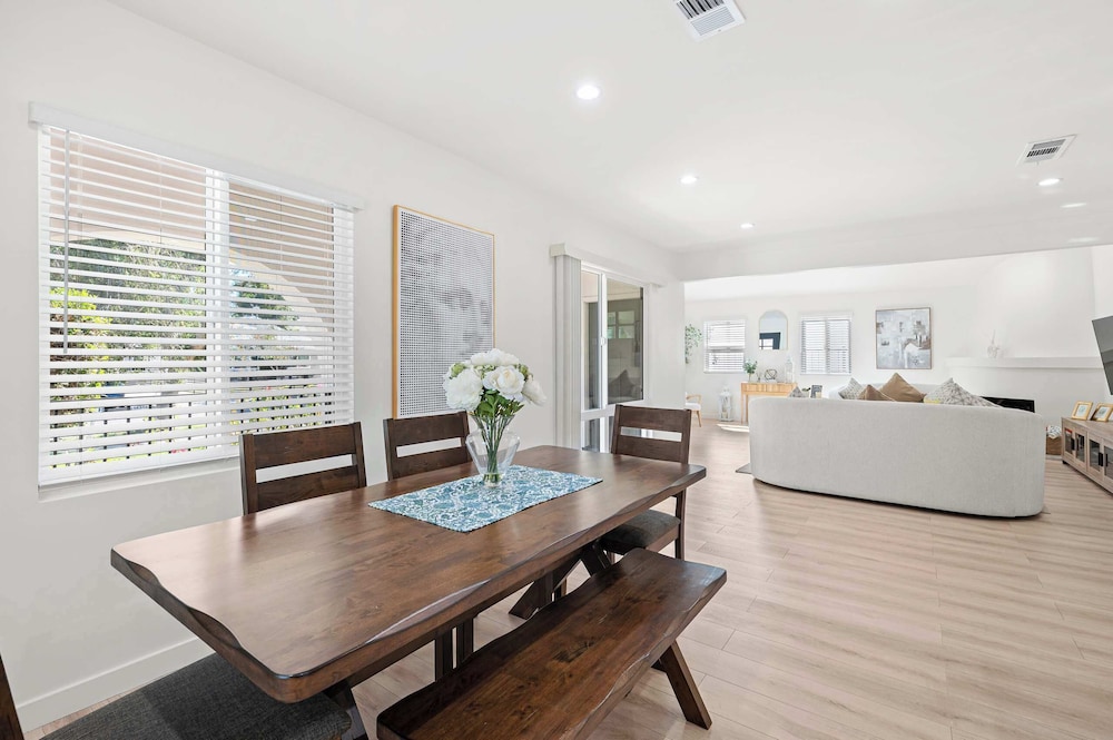 Not Affected by the Fire/spacious Modern Retreat w Luxury Amenities & Style