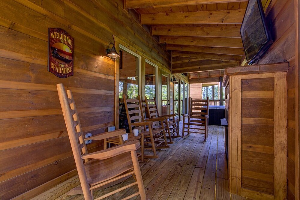 Grin Inn Bear It - 2 Bedrooms, 2 Baths, Sleeps 6 Home by RedAwning