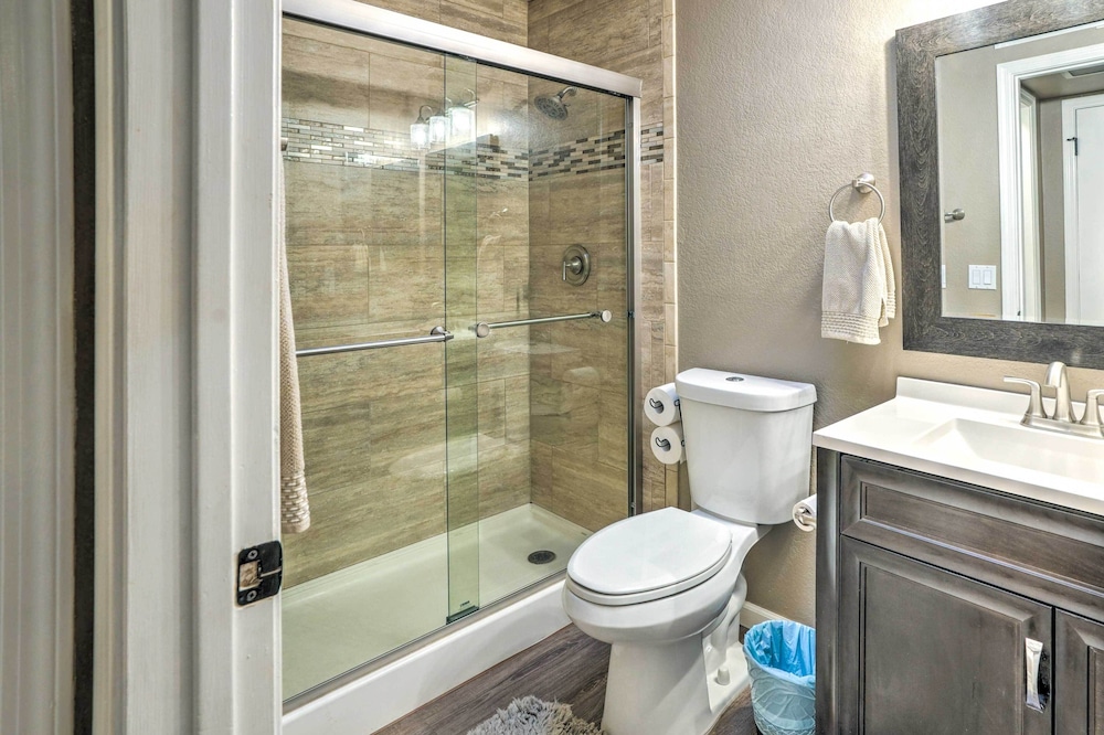 Peoria Oasis w/ Resort Amenities, 2 Mi to Downtown