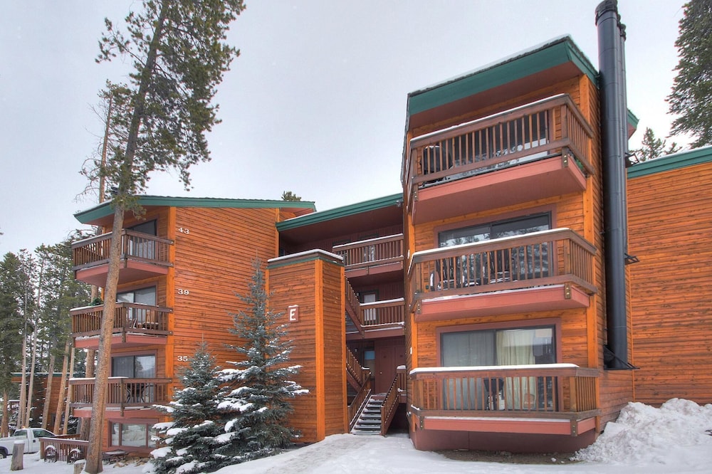 Peak 8 Ge E35 2 Bedroom Condo by RedAwning