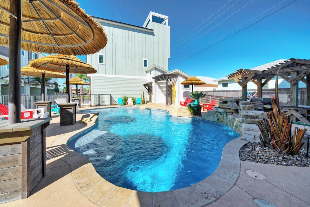 Saltwater Pool, Rooftop Deck w/ View, Near Beach The Blue Crab by Avantstay