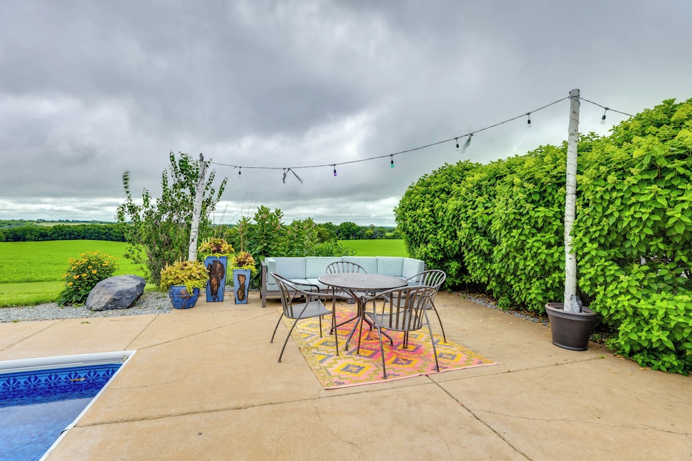 Outdoor Oasis: Luxe Flat in Mt Horeb!