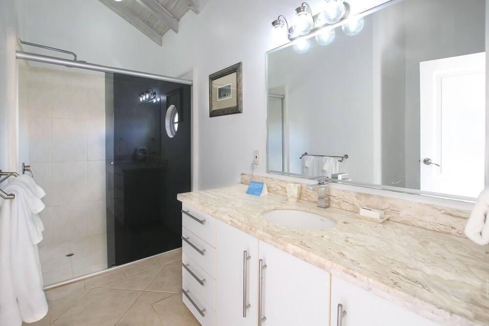 Relax Poolside At This Stylish Townhouse - Porters Gate 24 by BSL Rentals