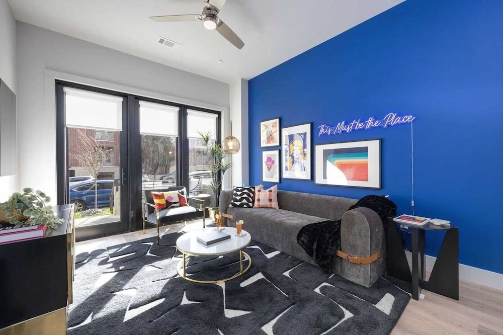 2 Modern Apartments in Heart of Midtown, Walkable Location Patio, Pool & Gym
