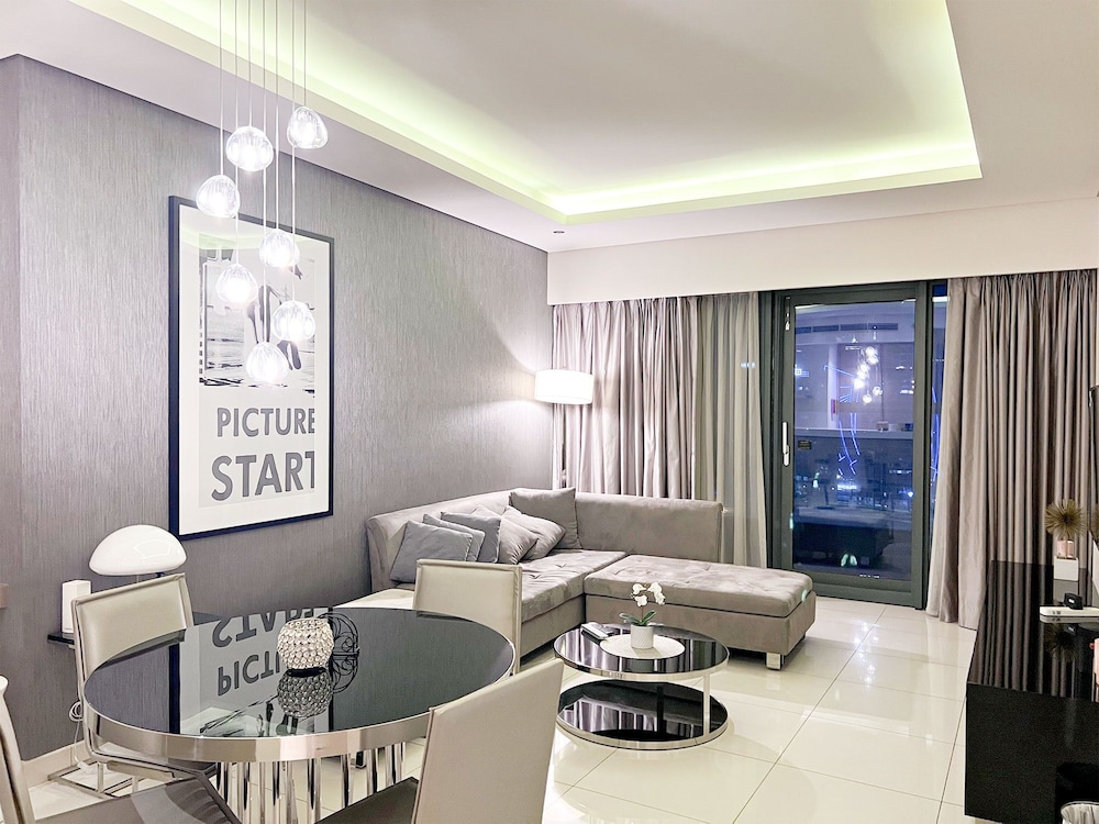 Cosmos Living 1 Bedroom Paramount Towers
